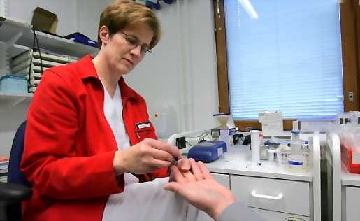 Pikanäyte. Osastonhoitaja Eija Sipilä ottaa Myllyojan terveyskeskuksessa pika-crp:n eli tulehdusarvon. Sen kaltaiset työt ovat lisänneet hoitohenkilökunnan työtä omien laboratoriotilojen ollessa kiinni.
