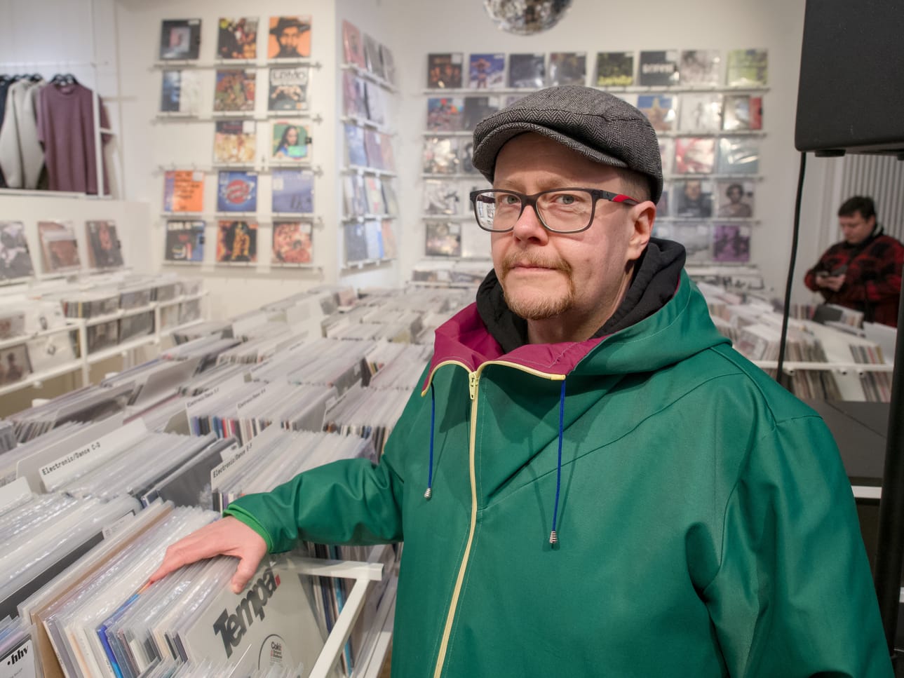 Mikko Nieminen tilaa levyjä nykyään usein kotikulmillaan Friedrichshainissa sijaisevaan HVV Storeen. Levykaupan fyysistä valikoimaa hän plärää harvemmin.