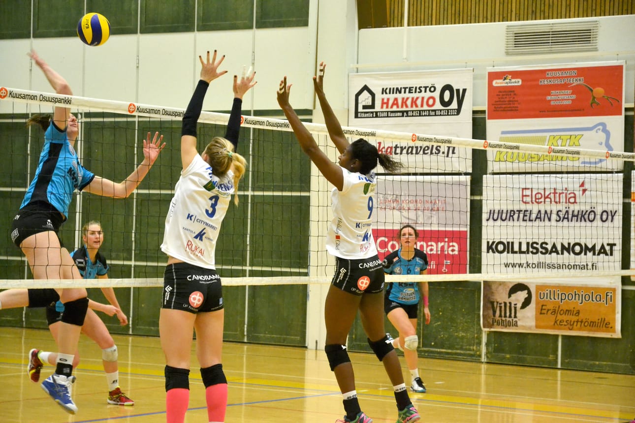 Pölkky Kuusamo taipui Mestaruusliigan päätöskierroksella Pihtiputaalla Liigaplokille 2-3. Kuva on marraskuussa Kuusamossa pelatusta joukkueiden kohtaamisesta.
