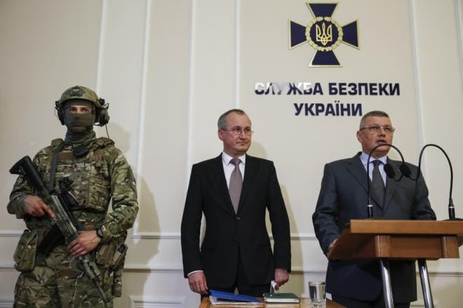 Ukrainan turvallisuuspalvelu SBU pidätti venäläistoimittajan Kiovassa tiistaina. Kuvassa turvallisuusjoukkojen sotilas sekä SBU:n johtaja Vasil Hrytsak ja Ukrainan armeijan komentaja Viktor Nazarenko. KUVA: ROMAN PILIPEY/ EPA