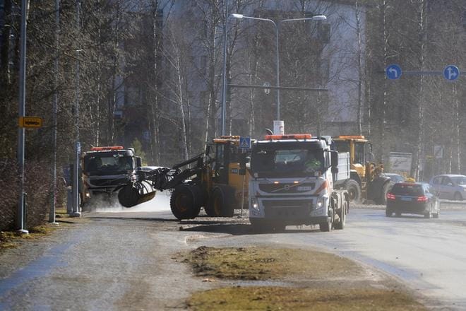 Torstaina kunnossapidon työntekijät puhdistivat Huutoniemen Kuninkaantietä katupölystä. KUVAT: JARNO PELLINEN