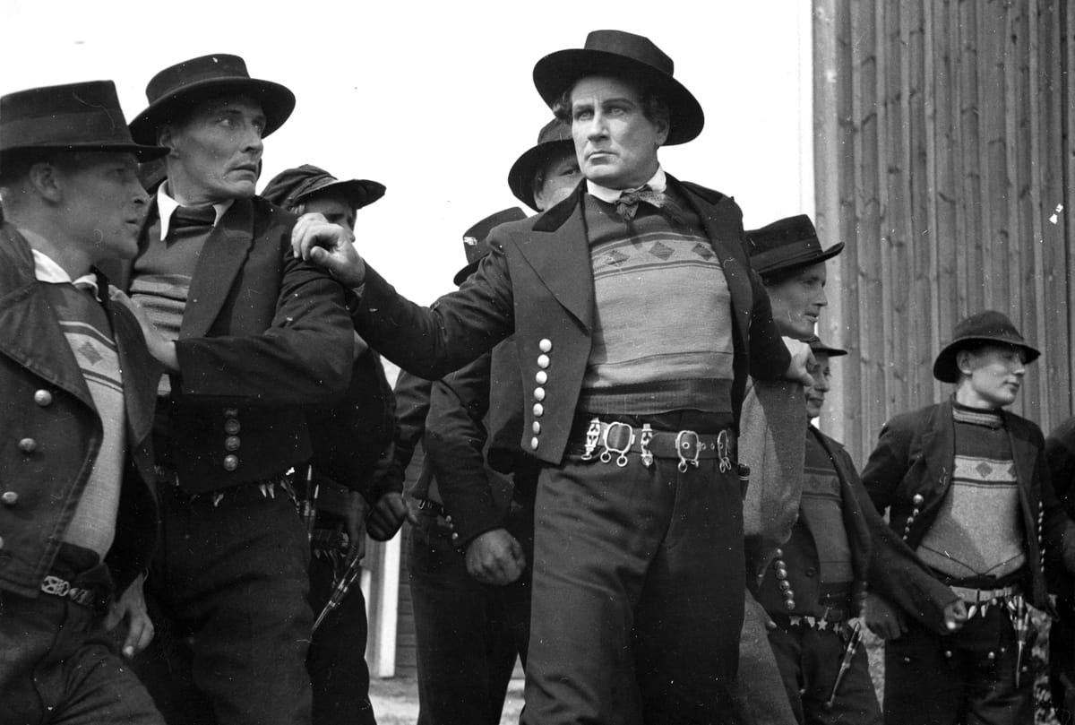 Pohjalaisia-näytelmästä on oopperan ohella tehty kaksi elokuvaa, vuosina 1925 ja 1936 (kuva). Pohjalaisia-ooppera tulee Vaasan kaupunginteatterin näyttämölle tammikuussa 2023.