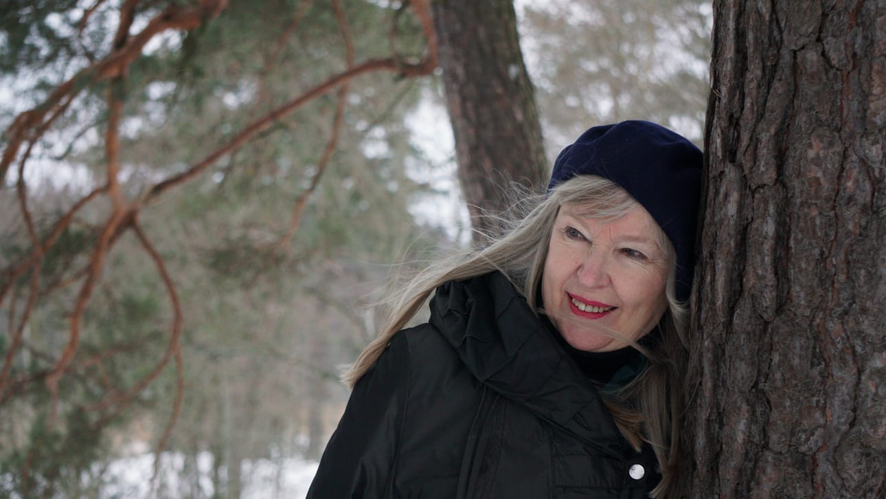 Marjut Hjelt on kirjoittanut ja toimittanut yli parikymmentä teosta kaikenikäisille lukijoille kansanuskon, kansanperinteen ja kulttuurihistorian aloilta. Häntä kiinnostaa esivanhempiemme elämään kuulunut taikuus ja luonnon monimuotoisuuteen liittyvät myytit sekä mystisyys.