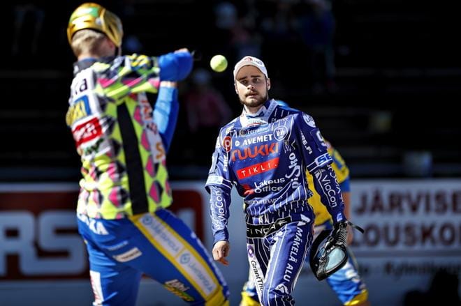 Ankkureiden Joonas Riihimäki löi Vedon Janne Heimosen syötöistä kaksi juoksua. KUVA: TOMI KOSONEN