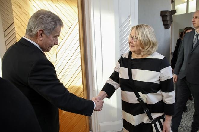 Paikallislehtien päätoimittajia tavannut tasavallan presidentti Sauli Niinistö korosti paikallislehtien merkitystä yhteisöjensä hengen kohottajina. Kättelyvuorossa Järviseutu-lehden päätoimittaja Sari Heinilä. KUVA: Matti Porre /Tasavallan presidentin kanslia