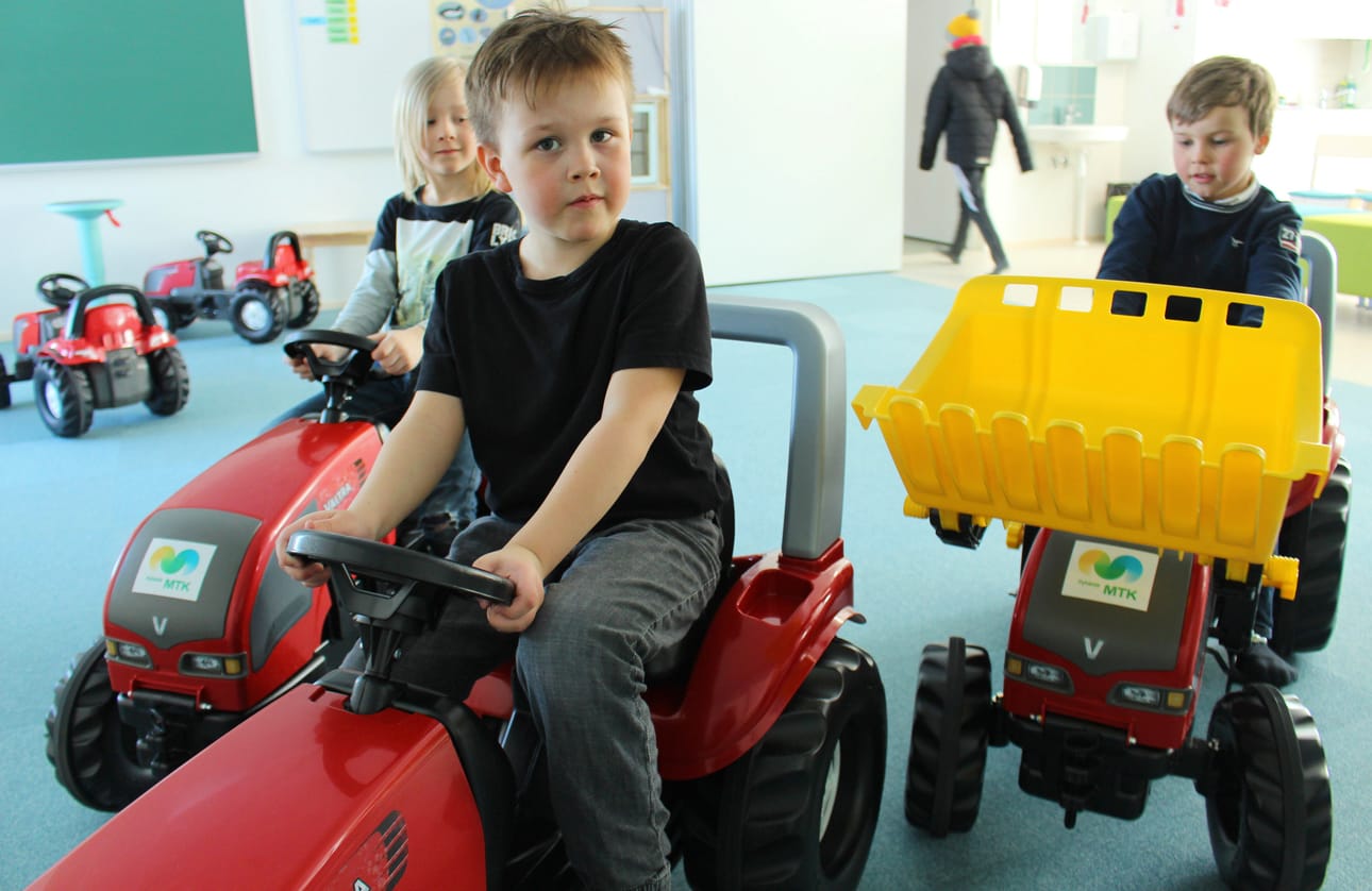 Pyhännän uuden päiväkodin avajaisissa lapset yllätettiin MTK Pyhännän ja Valtra-traktoreita valmistavan yrityksen lahjoittamilla polkutraktoreilla. Traktoreita koeajamassa Kaarlo, Jaako ja Olli.