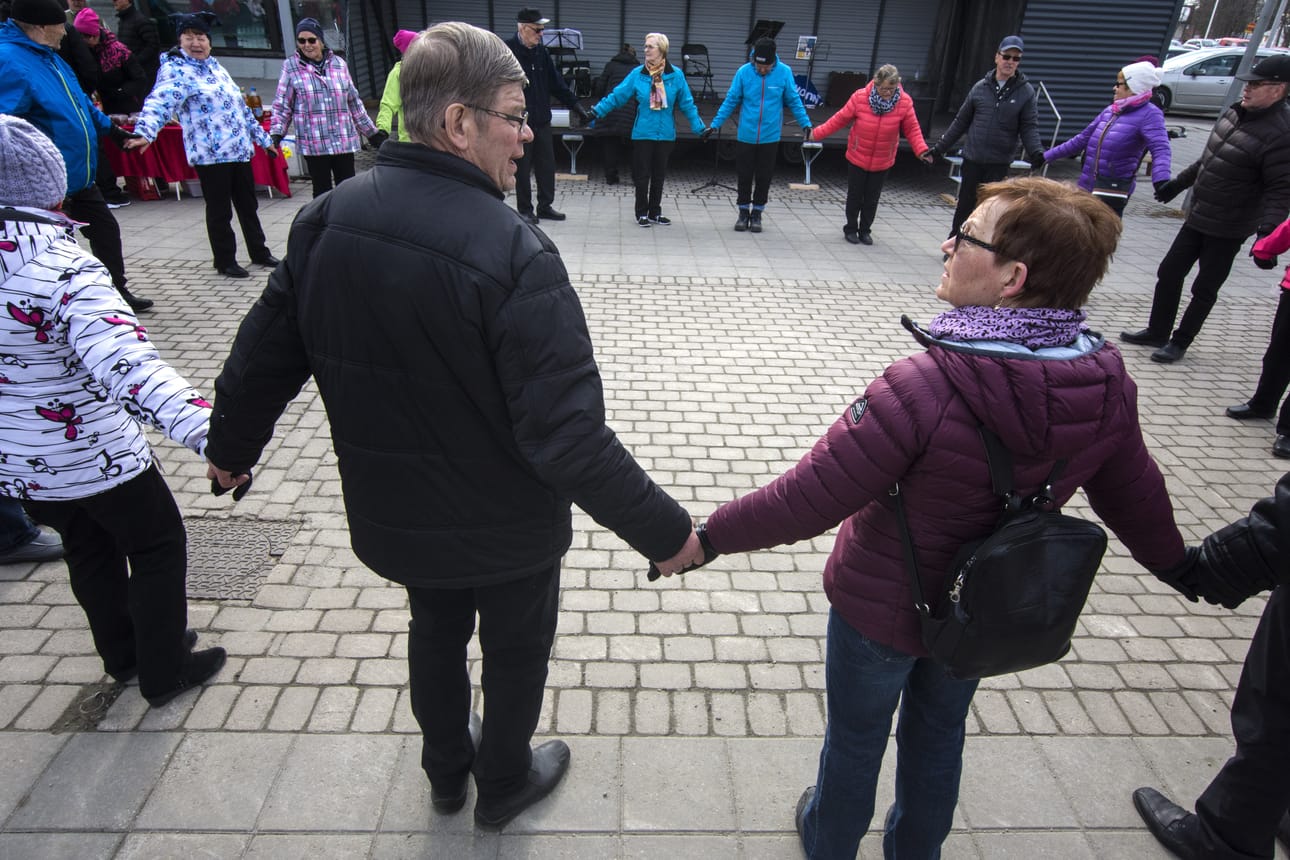 Arto Veteläinen johtaa senioritanssijoiden järjestöä, piiritanssin askeleista tosin sopii kysyä tanssipartnerilta.