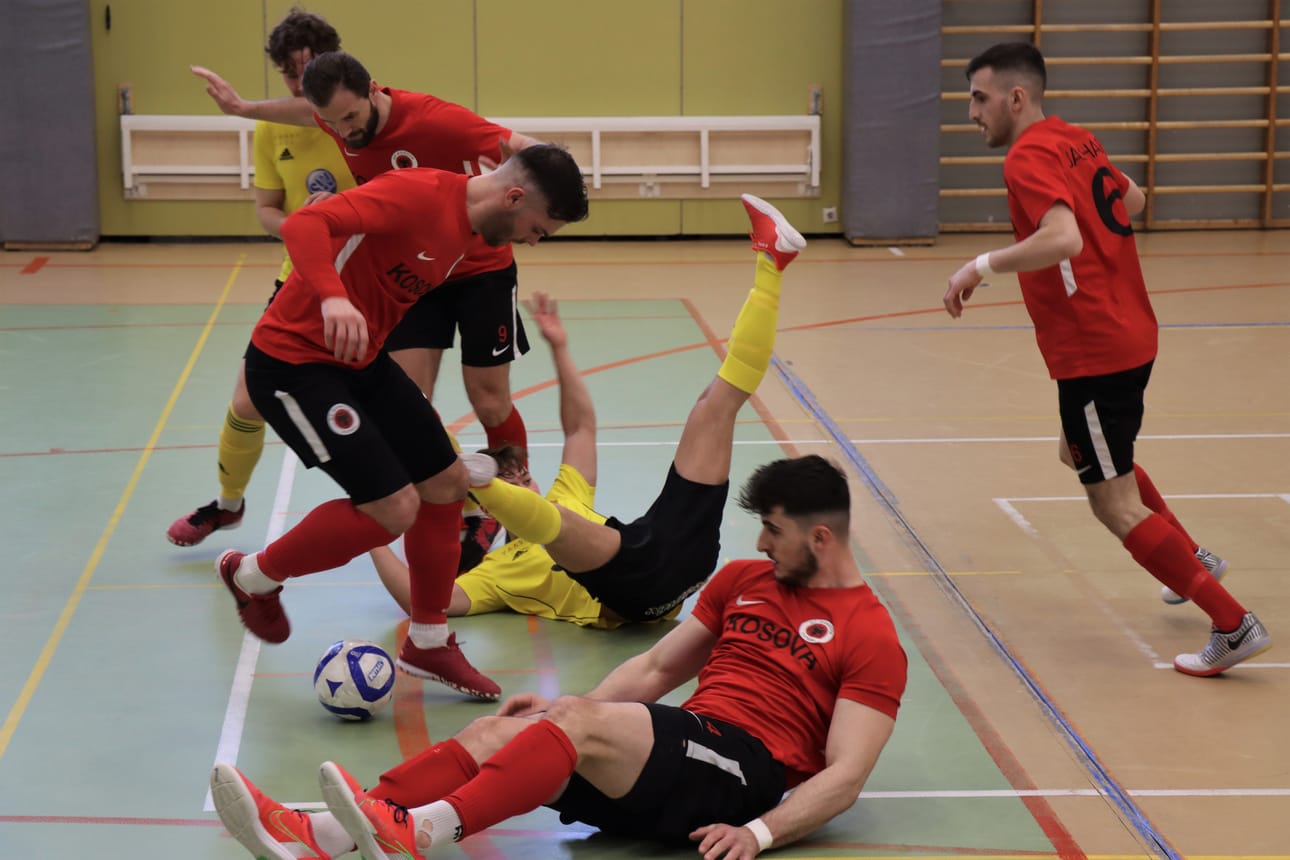 Turkulainen KF Kosova aiheutti FC Kiistolle kauden toisen tappion futsalin miesten ykkösessä lauantaina. FC Kiiston Akseli Lehtimäki kellahti kumoon pelin tiimellyksessä.