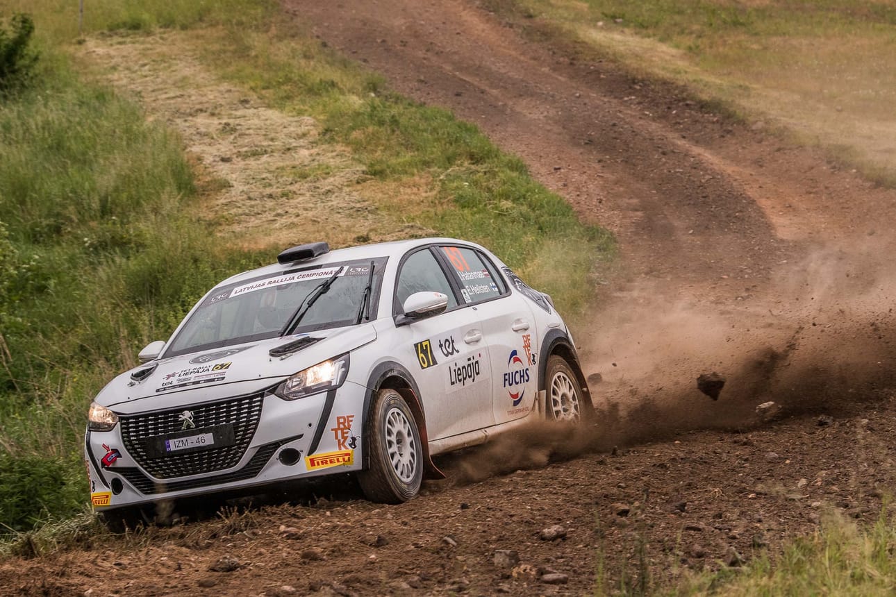 Hatanmaa ajaa Peugeotin Rally4 -luokan autolla.