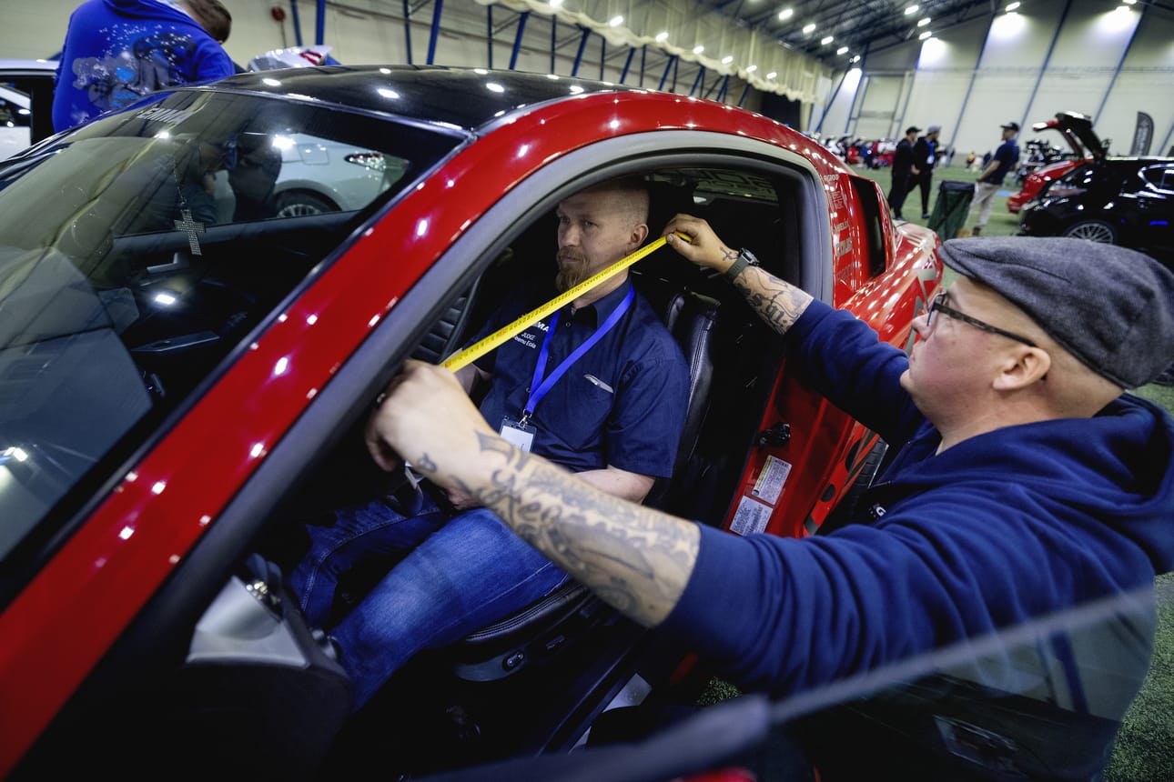 Heikki Lähteenmäki mittasi tuomari Teemu Ekolalle tarkan kuuntelupisteen. Parikin senttiä väärä piste tarkoittaisi sitä, että Lähteenmäen unelma-autoonsa tekemä valtava työ ei pääsisi oikeuksiinsa.