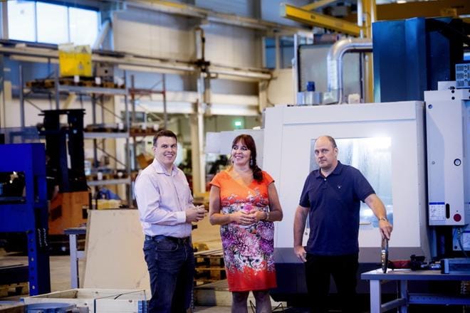 Nortech Metalin toimitusjohtaja Jorma Lähetkangas (vas.) ja yrittäjä Jari Viertola esittelivät tehdastaan Pohjanmaan ely-keskuksen johtajalle Marja-Riitta Vestille. KUVA: JAAKKO ELENIUS
