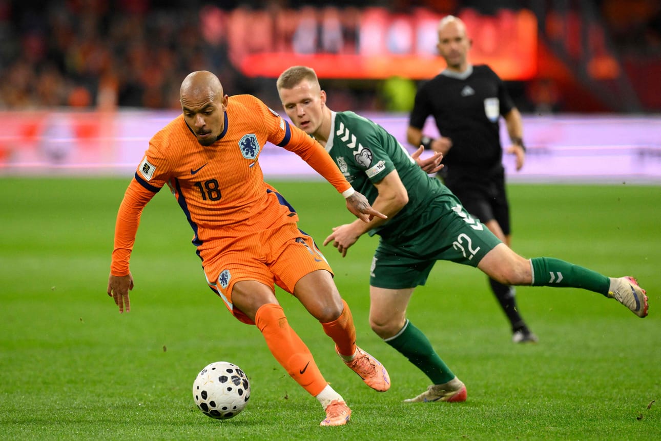 Hollannin Donyell Malen ja Liettuan Paulius Golubickas kamppailivat pallosta Amsterdamissa.