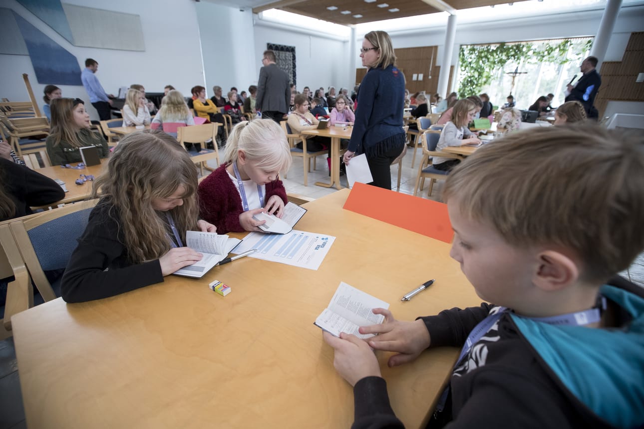 Kolmanneksi tuli Parhalahden koulun joukkue, Aurinkoiset aprikoosit, eli Selja Eskola, Lilja Oikarinen ja Antti Nauha tiukassa kisassa.