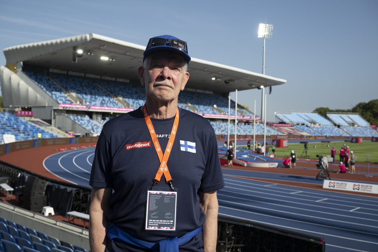Rauli Pudas ei päässyt ohjeistamaan valmennettavaansa Elina Lampelaa EM-kisoissa, mutta hän on Birminghamin stadionilla muiden suomalaishyppääjien apuna.