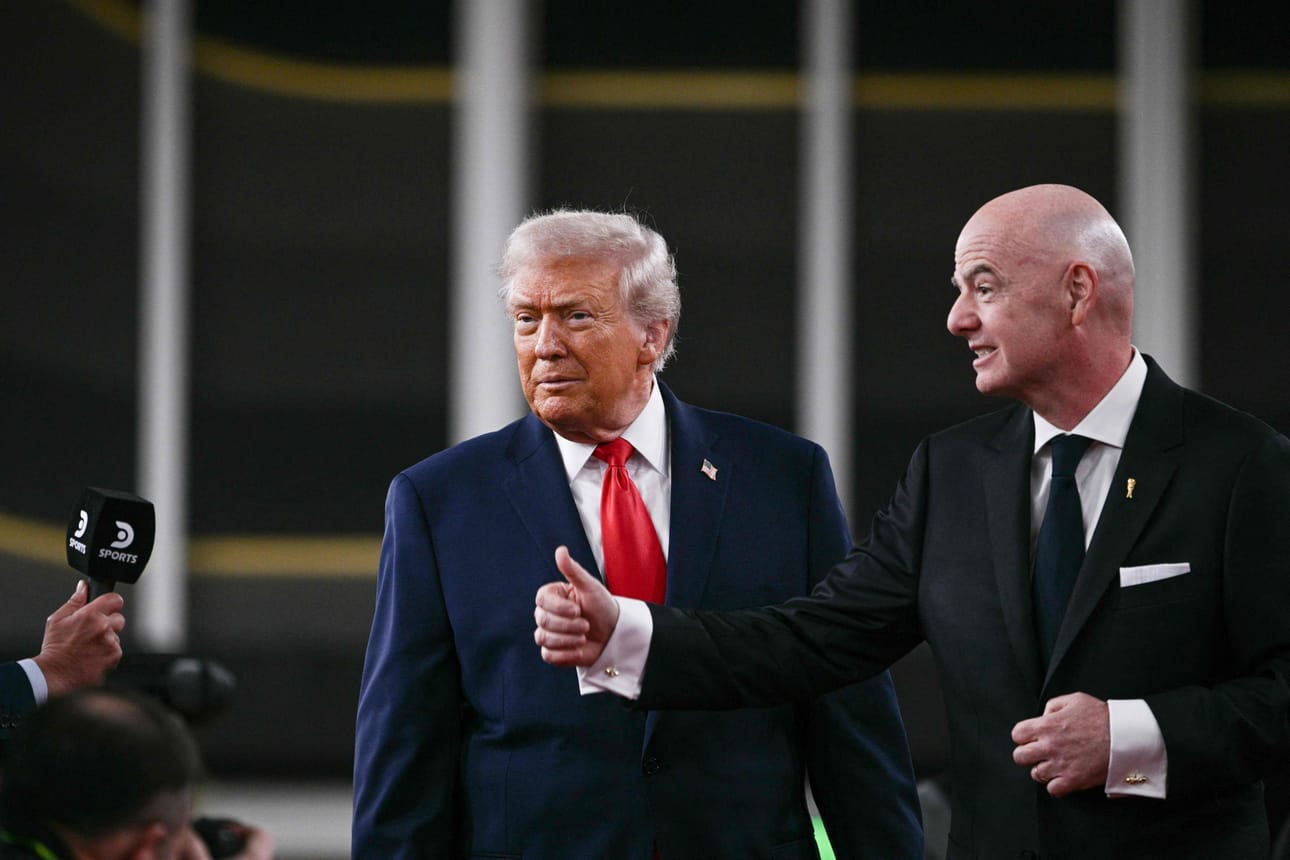 Yhdysvaltojen presidentti Donald Trump (vas.) ja FIFA:n puheenjohtaja Gianni Infantino vetelevät naruista, jotta jalkapallon MM-turnauksesta tulisi heille mieleinen.