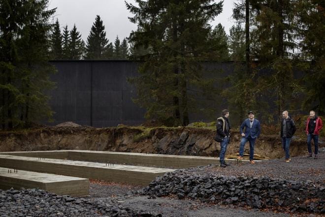 Viskivaraston seinät ovat laudoista valettua betonielementtiä, kertovat tislaamonjohtaja Miko Heinilä, toimitusjohtaja Miika Lipiäinen, projektipäällikkö Robert Sivula ja brändijohtaja Mikko Koskinen. KUVA: MINNA ANTILA