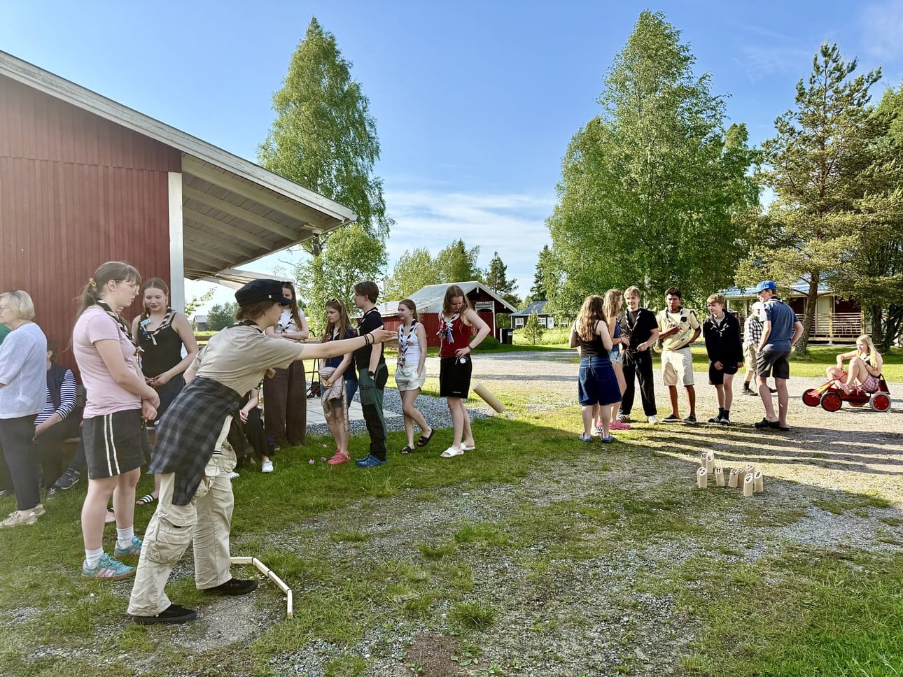 Espoolaiset partiolaiset viihtyvät Närvijoen vapaa-ajan alueella. Jos Mölkkyä pelatessa käy oman vuoron odottaminen tylsäksi, aina voi ajaa vaikka polkuautolla.