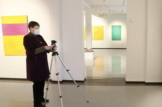 Liisa Malkamo kuvasi Nelimarkka-museossa näytteille asetetut teokset. Retrospektiivisen näyttelyn työt ovat syntyneet noin 30 vuoden aikana. Kuvat: Johanna Kataja