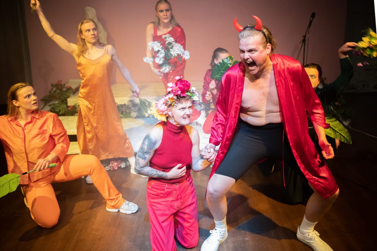 Monien muiden tavoin myös Ylioppilasteatteri toi festivaalille pitkälti uusien teatterilaisten voimin tehdyn produktion. Jenni Korpelan ohjaaman Kielletyn hedelmän lähtökohtana oli Liv Strömquistin sarjakuva.