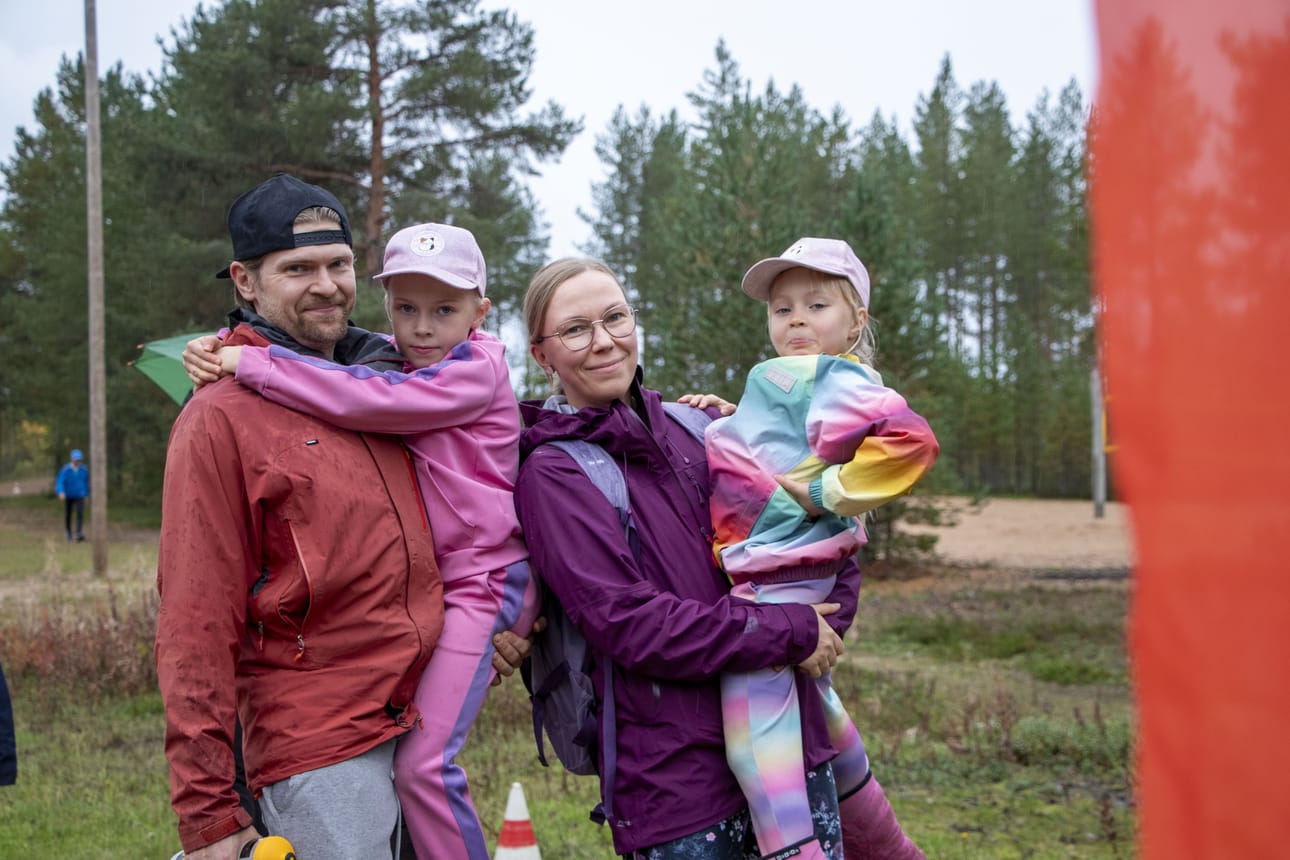 Kempeleläiset Sami Liedes ja Teija Ahola tulivat paikalle tyttäriensä Seljan ja Siirin kanssa.