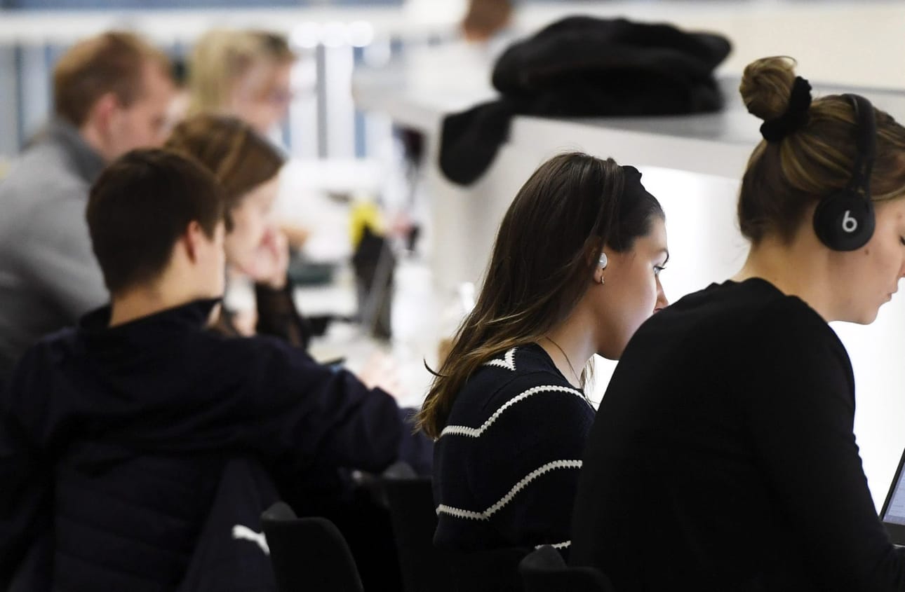 Opiskelijoita Helsingin yliopiston pääkirjastossa Kaisa-talossa Helsingissä joulukuussa 2019. LEHTIKUVA / Vesa Moilanen