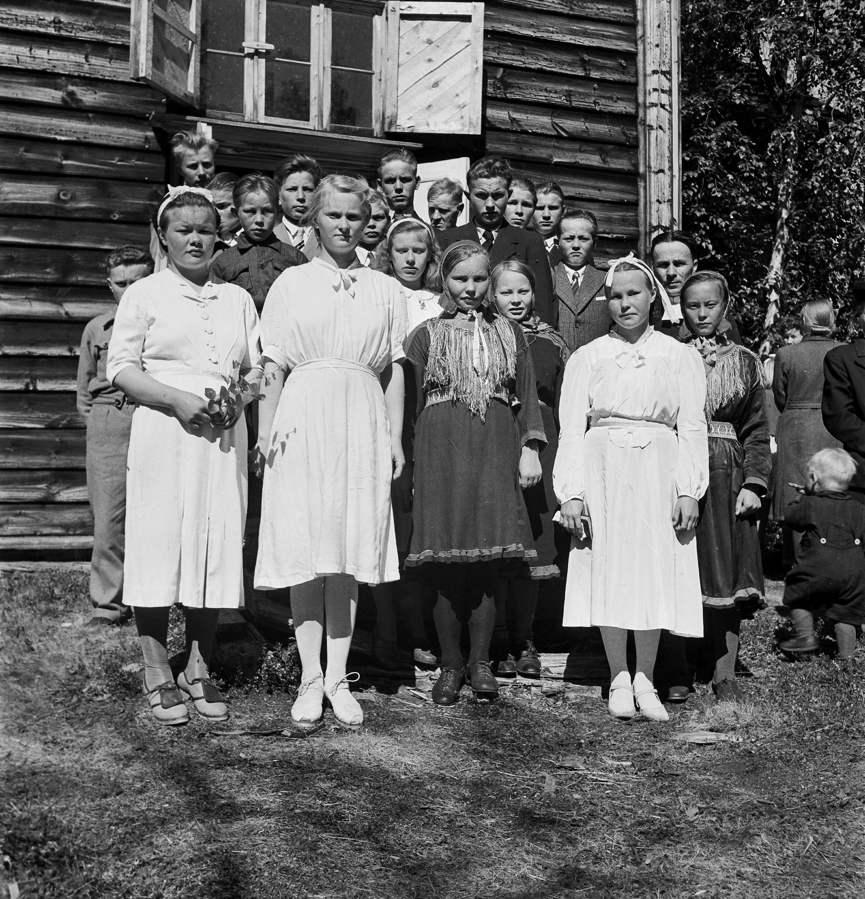 Rippikoululaisia Pielpajärven kirkolla vuonna 1946.