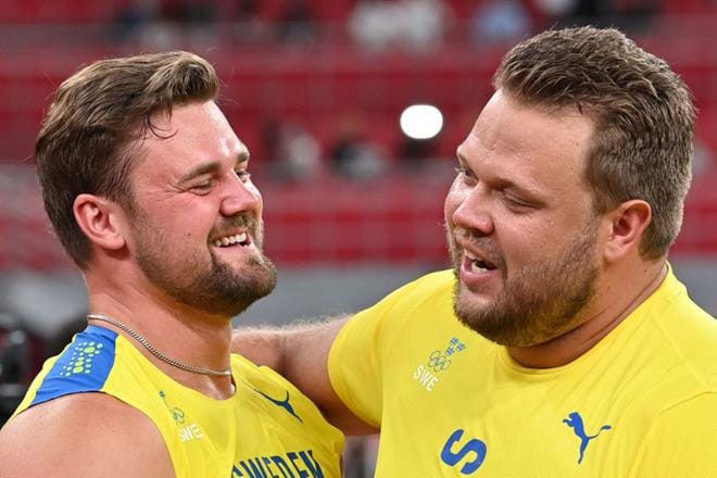 Simon Pettersson ja Daniel Ståhl rikkoivat joukkueensa kikkailun avulla olympialaisten supertiukkona koronaturvasääntöjä. Kuva: Lehtikuva / AFP