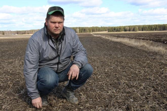 Lapualainen viljanviljelijä Juha Hella arvelee, että tänä vuonna kylvöjen alkaminen viivästyy normaalista vähintään viikolla. KUVA: ARTO TAKALAMPI