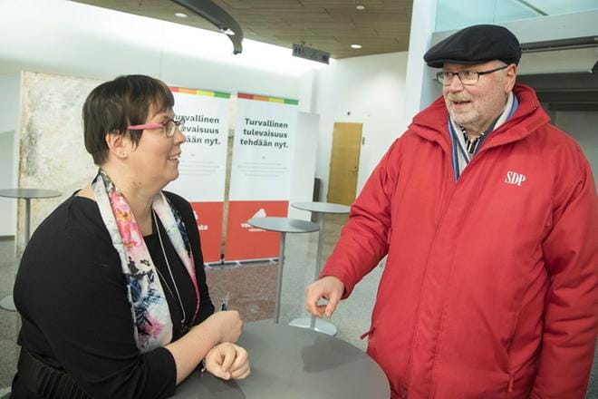 Vasemmistoliiton presidenttiehdokkaaksi nimitetty Merja Kyllönen kohtasi hetki ennen nimitystään sosialidemokraattien Eero Heinäluoman. Kyllönen muistutti, että hänen vaalirattailleen mahtuvat demaritkin. Kuva: Mauri Ratilainen/com.pic