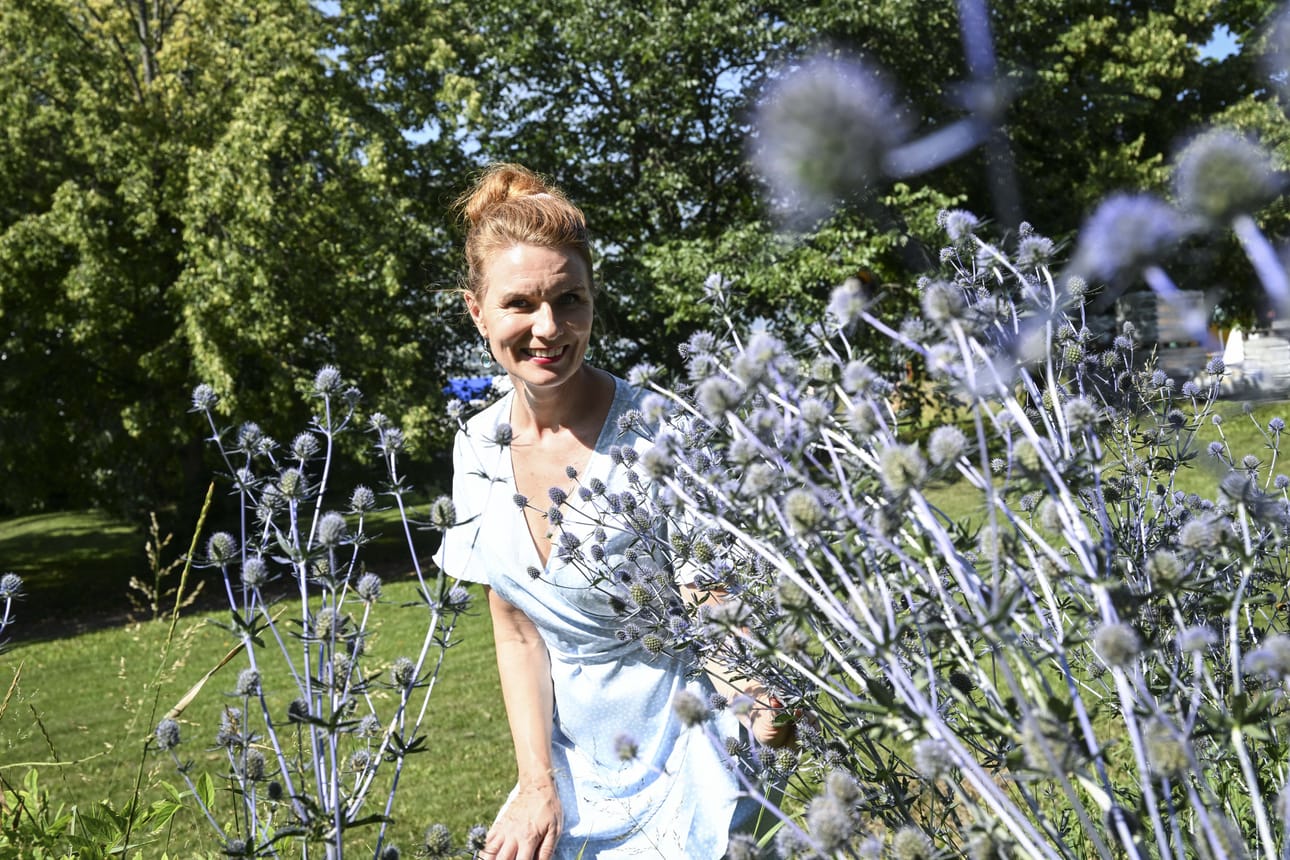 Hanna Poskiparta sanoo, että loma on tehnyt tehtävänsä, jos päällimmäinen tunne on, että töihin palaaminen on kivaa. Silloin on ehtinyt levätä ja virkistäytyä, ja työ on itselle oikea. Kuva: KIMMO BRANDT