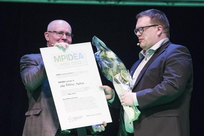 Kilpailun tuomariston puheenjohtaja, työministeri Jari Lindström (ps.) luovutti palkinnon Juha Roiniselle tiistaina. KUVA: Jukka Ritola