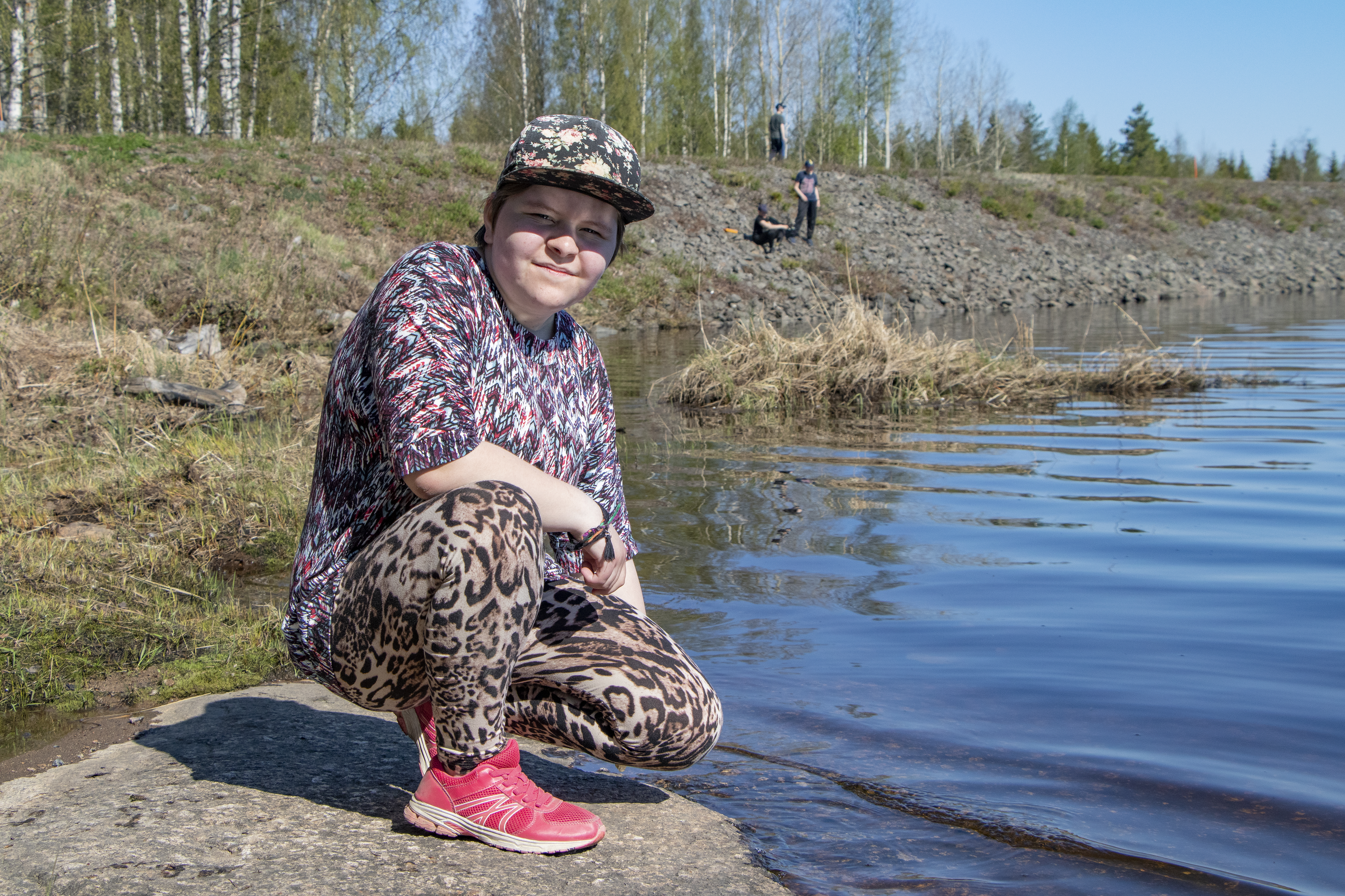 Pyörällä retkipaikalle saapuneen Jenna Kylmäahon mielestä päivässä parhainta oli veden äärellä oleminen. Kesästä hän odottaa lämmintä, jotta osin hänen hoitamansa kasvimaan kasvit kukoistaisivat.