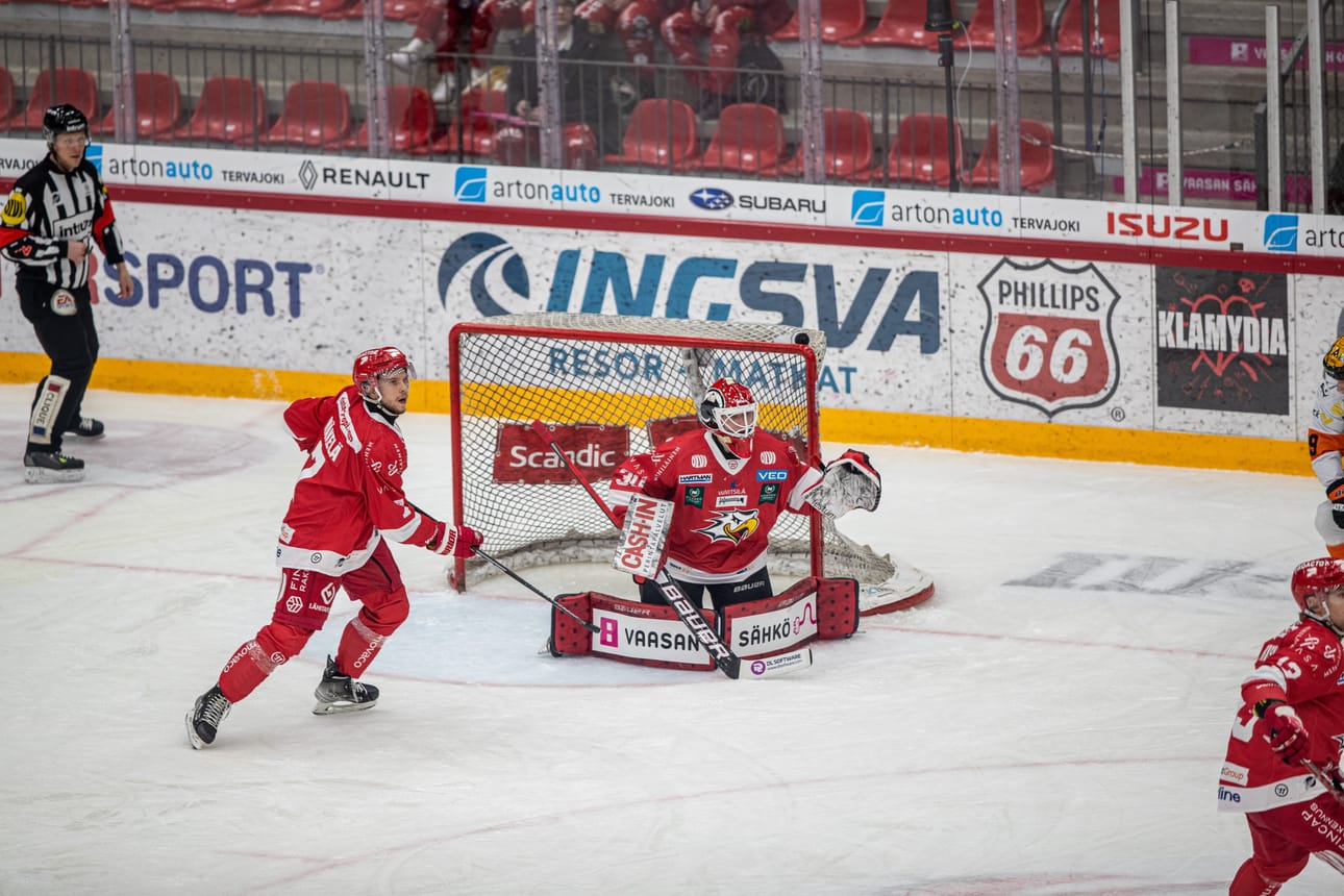 Sportin maalia vartioi keskiviikon KooKoo-ottelussa lainamaalivahti Rasmus Korhonen. Vasemmalla Sport-puolustaja Aleksi Mäkelä.
