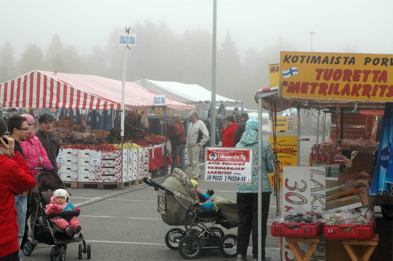 Markkinoiden kirous ei koske vain kesämarkkinoita. Tällainen sää oli Kuusamossa syysmarkkinoilla vuonna 2010.