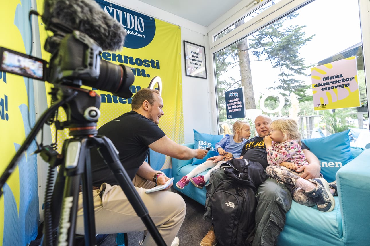 Jannika ja Vanessa Latva ovat kokeneita festarikävijöitä. Tytöille tämä Provinssi on kolmas laatuaan, kertoo isä Markus Latva, joka on itse ollut Provinssissa jo 26 kertaa.