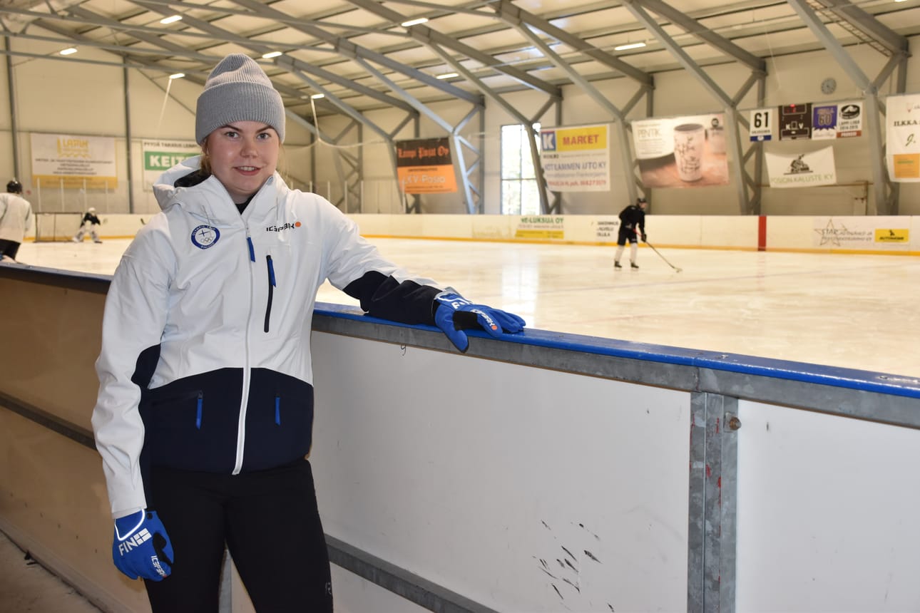 Sini Karjalaisen ja muiden Suomen naisten jääkiekkomaajoukkueen pelaajien olympiamitalista Milanossa menivät murskaksi lauantaina.