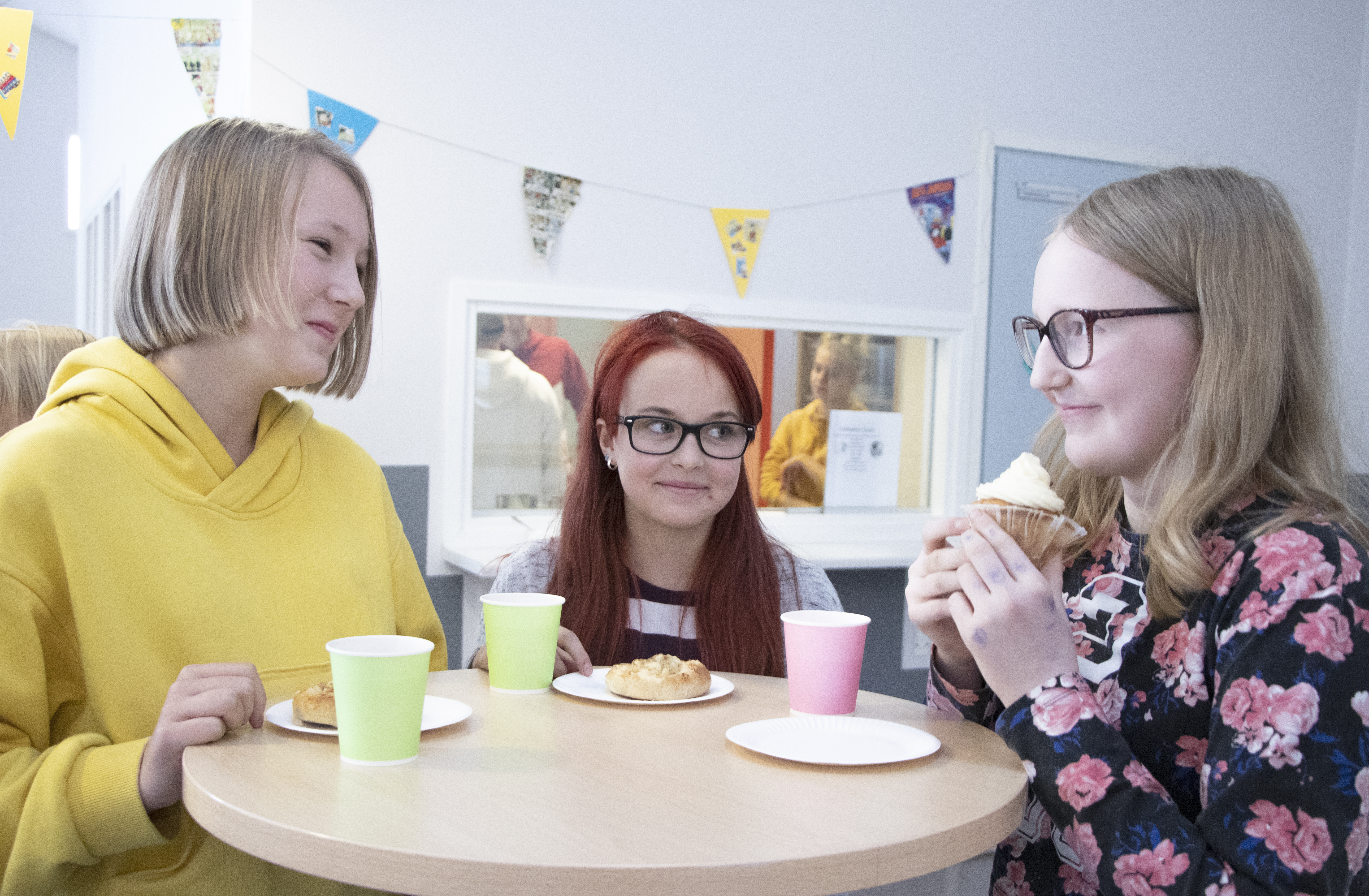 6-luokkalaiset Katariina Porkka, Emmi Tuomela ja Essi Pistemaa kehuivat kahvilan avaamista hyväksi ideaksi. Pikkupitsat ja kuppikakut olivat maistuvia.