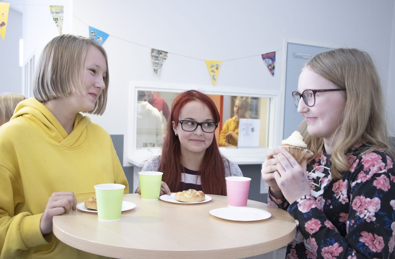 6-luokkalaiset Katariina Porkka, Emmi Tuomela ja Essi Pistemaa kehuivat kahvilan avaamista hyväksi ideaksi. Pikkupitsat ja kuppikakut olivat maistuvia.