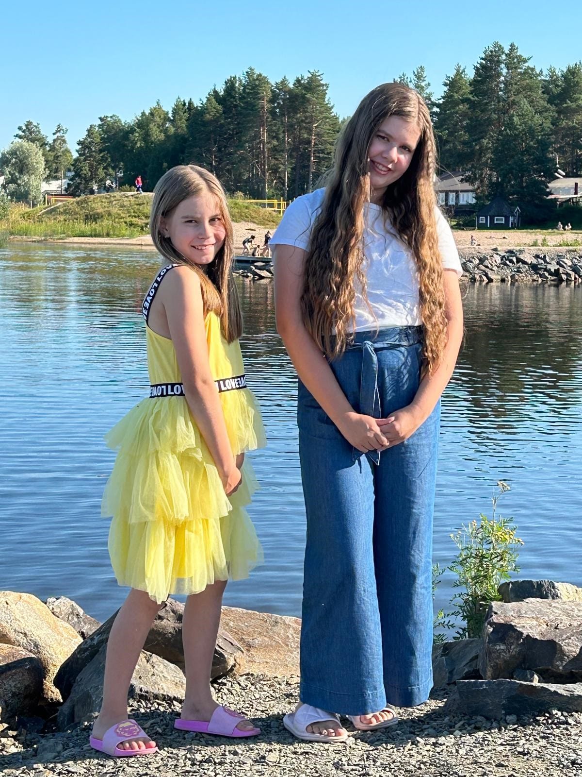 Vihiluotolaiset Mila ja Netta Appel esiintyvät Vihiluoto Weekendissä.