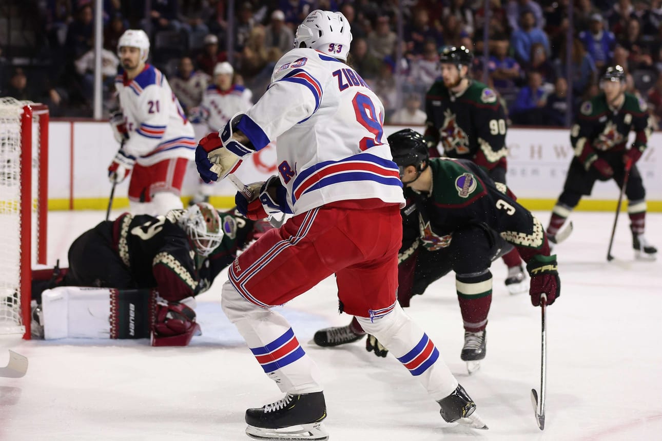 Arizona Coyotes ja New York Rangers etenivät päätöserään tasalukemissa. Rangersin 3–2-voittomaalin teki Mika Zibanejad. LEHTIKUVA/AFP