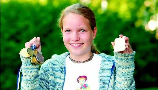 Täysi kymppi. Näitä kelpaa kyllä esitellä. 12-vuotias Katariina Mäkelä urakoi viikonvaihteessa kymmenen mitalia, joista seitsemän hohtaa kultaisena.