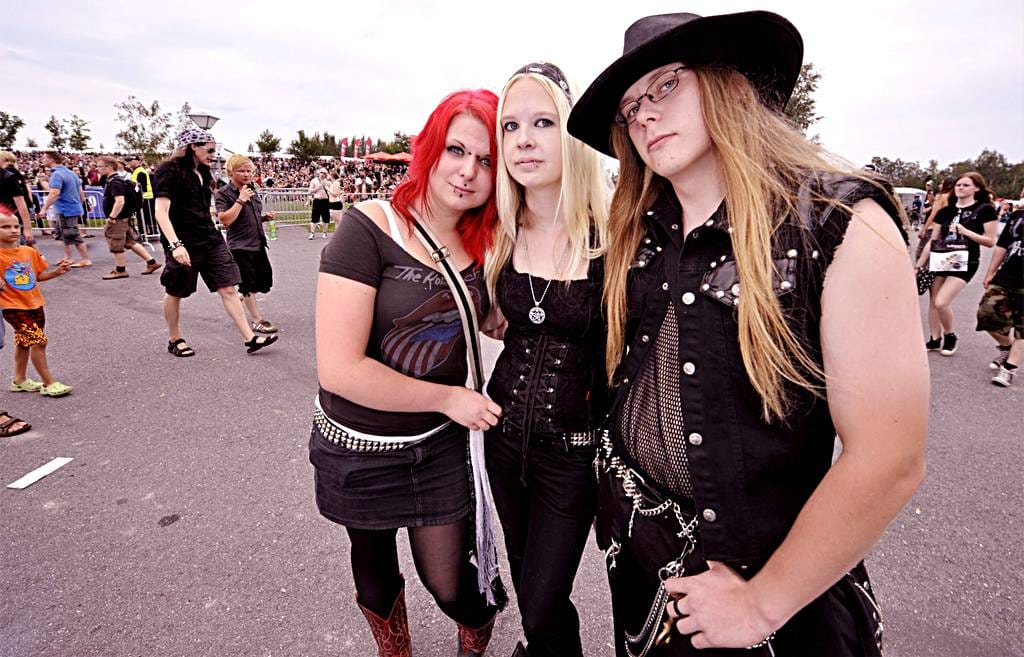 Ronja Rinne (vas.), Henna Kontto ja Pekka Karppinen nauttivat Sonisphere festivaalista Porissa lauantaina.