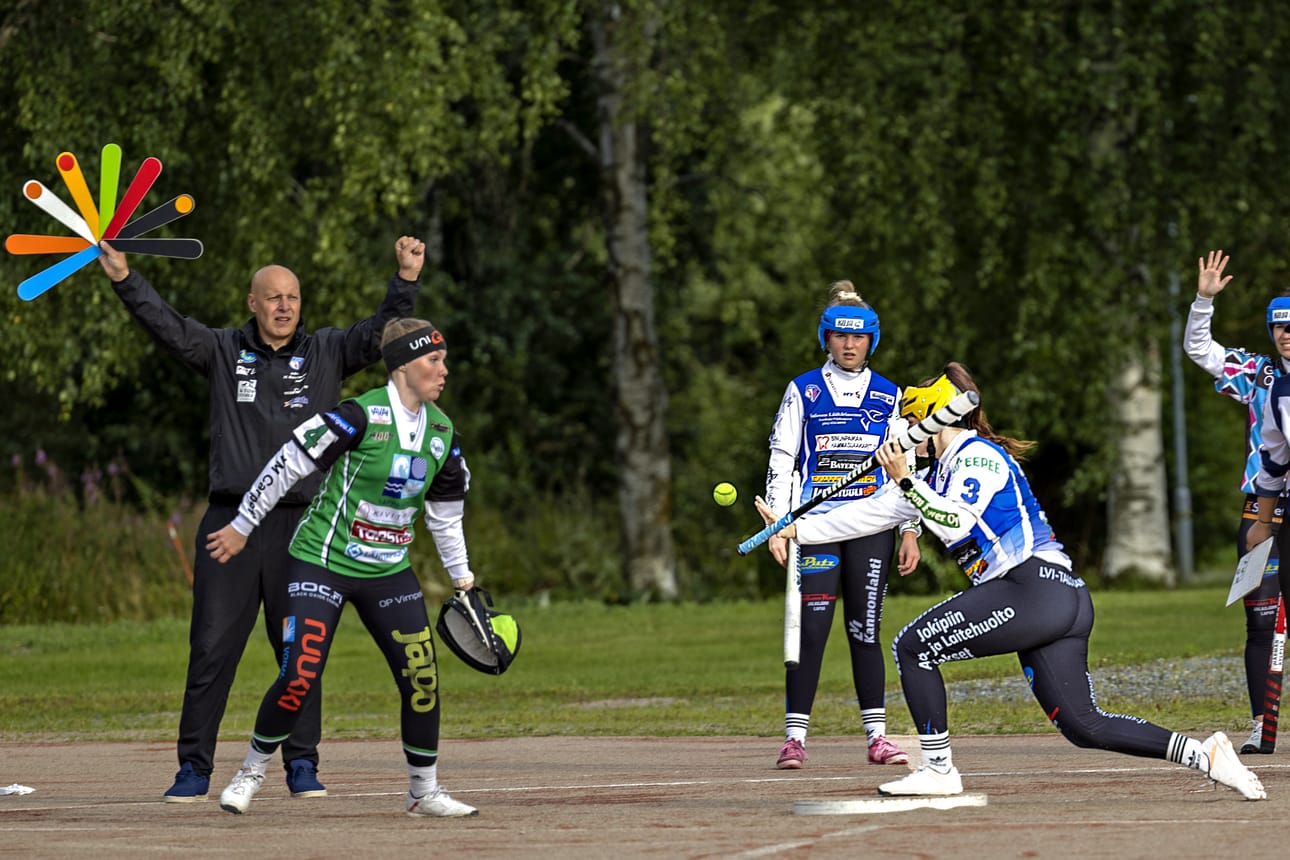 Jalaksen Essi Ritola näpäytti Veikkojen Aleksandra Latvalan syötöstä.