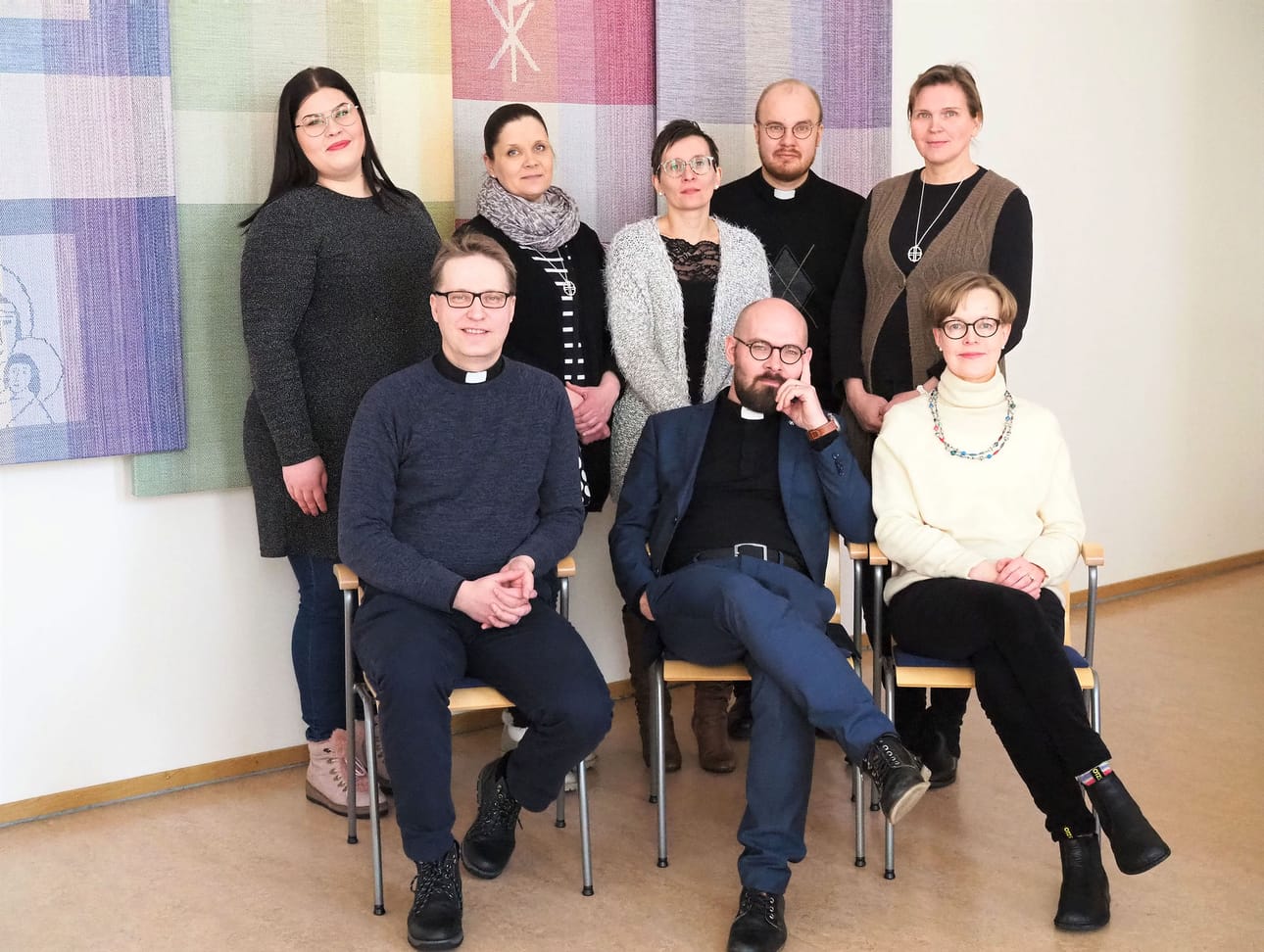 ”Olemme kaikki melko uusia kasvoja Kemin seurakunnassa ja sitäkin innokkaampia työssämme. Seurakuntalaisten kohtaaminen ja kuuleminen on etuoikeutemme”, kirkkoherra Tuomas Tölli iloitsee. Ylärivissä vasemmalla nuorisotyönohjaaja Rebekka Mitrunen, perhetyöntekijä Heli Tuokkola, kanttori Hanna Pärkkä, seurakuntapastori Atte Tolonen ja diakoniatyöntekijä Leena Karjula. Alarivissä vasemmalla Kemi-Tornion rovastikunnan yhteinen sairaalapastori Ari Niskala, kirkkoherra Tuomas Tölli ja kirkkovaltuuston puheenjohtaja Hanna-Kaisa Taanila.