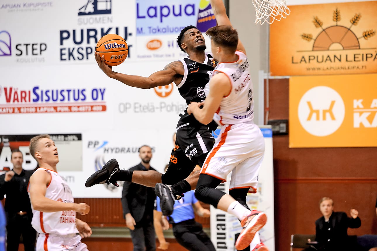 Kobrien Kaelin Kj Jackson ja Vilppaan Perttu Blomgren olivat joukkueidensa parhaimmistoa.