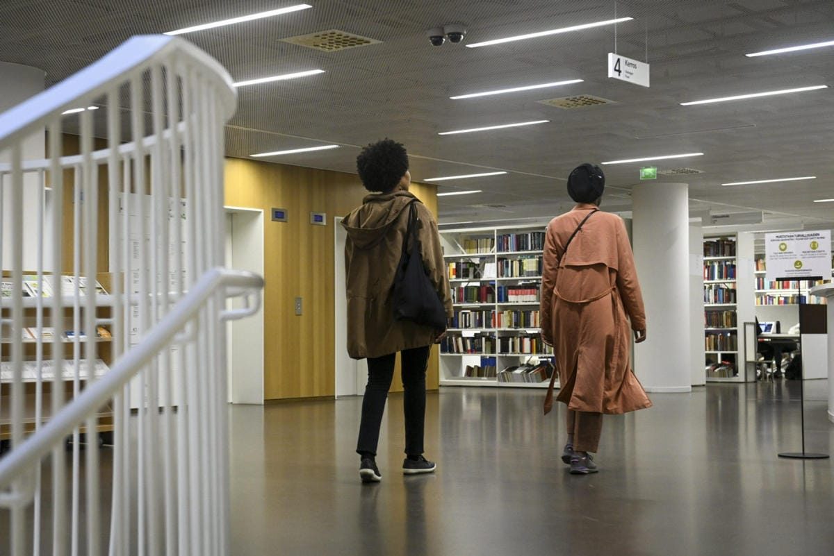 Kävijöitä Helsingin yliopiston kirjastossa. Lehtikuva / Emmi Korhonen