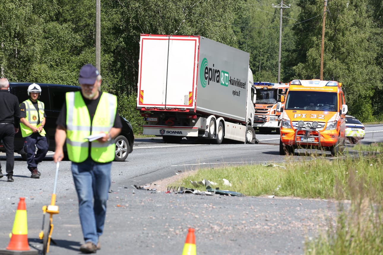 Torstaiaamupäivällä rekka ja kaksi henkilöautoa kolaroivat Tampereentiellä Parkanossa. Kuva onnettomuuspaikalta.