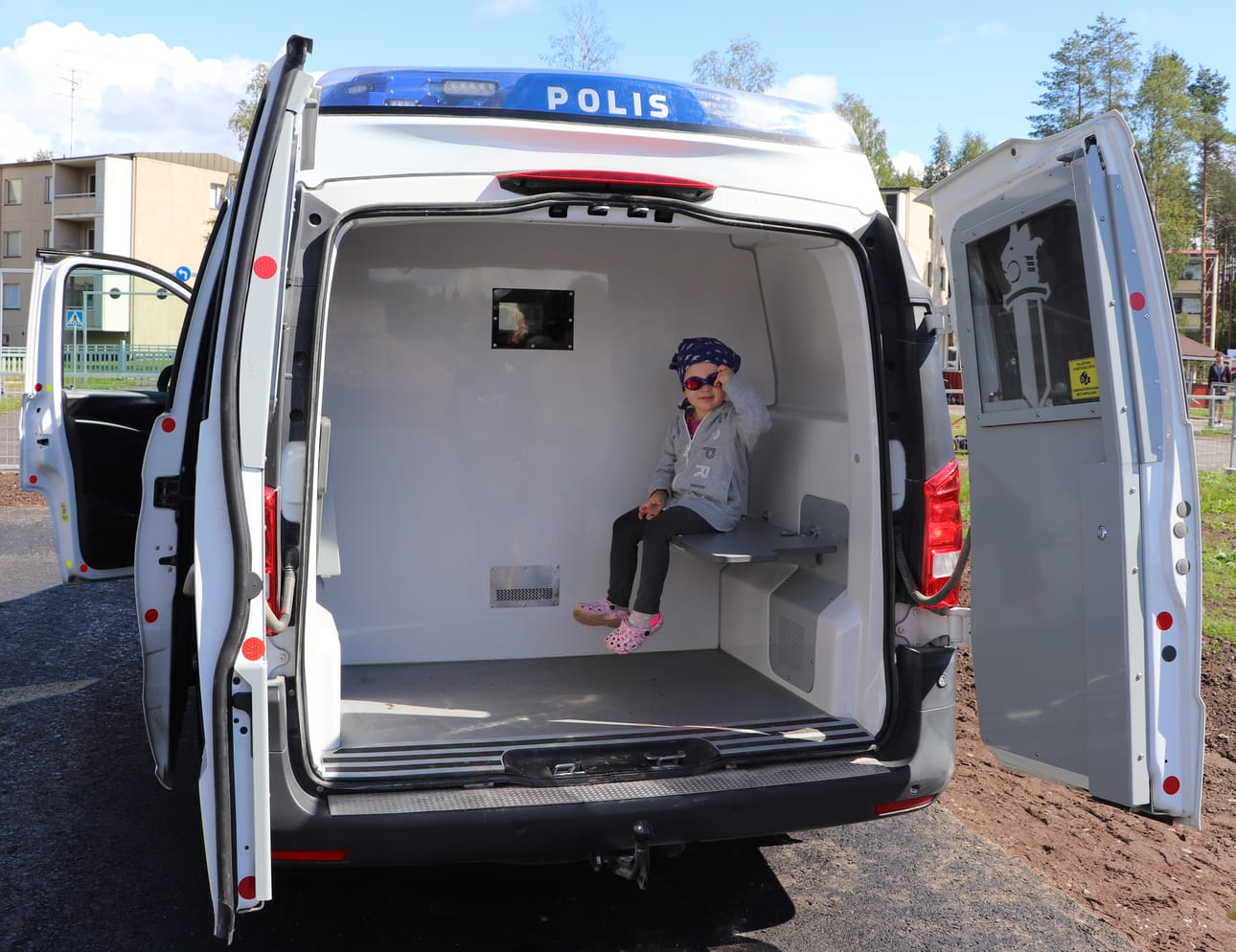 Minja Manninen pääsi käymään sekä poliisiauton kyydissä että paloauton hytissä.