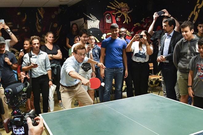 Pöytätennis on oleellinen osa ruotsalaisuutta. Pääministerin paikasta kisaava maltillisen kokoomuksen puheenjohtaja Ulf Kristersson otti tuntumaa peliin vaaliviikolla nuorisokeskuksessa Malmössä. KUVA: Johan Nilsson / EPA