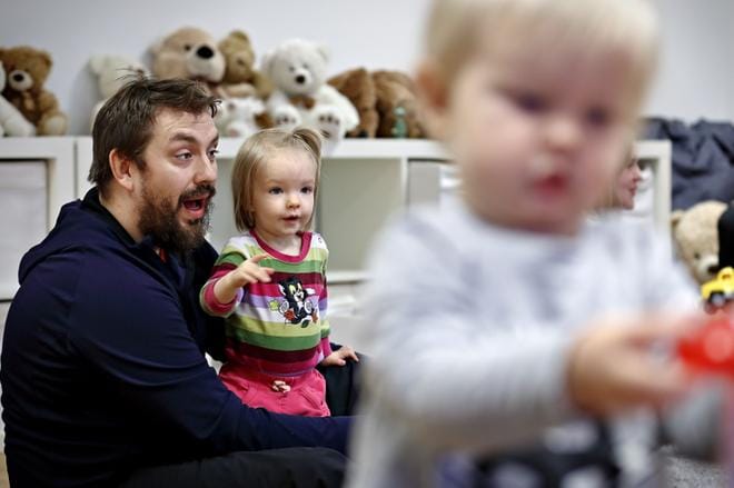 Jouni ja Viivi Pyylampi tulivat taaperokerhoon sosiaalistumaan. Isä hoitaa vuoden ja viiden kuukauden ikäistä Viiviä kotona ensi vuoden heinäkuuhun saakka.